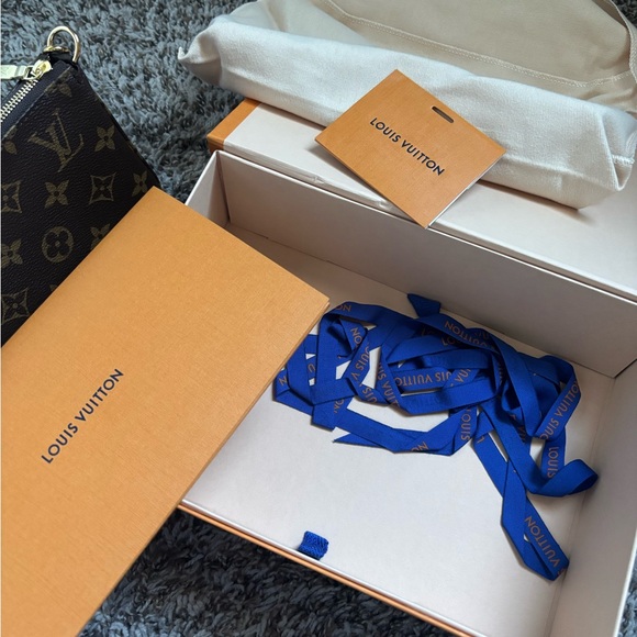 Louis Vuitton Pochette - Picture 6 of 8